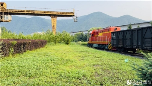 通鋼產(chǎn)品通過鐵路運輸出場。人民網(wǎng) 謝瑩攝