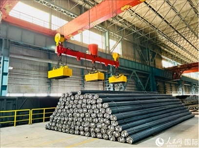 通鋼產(chǎn)品正在裝車。人民網(wǎng) 謝瑩攝