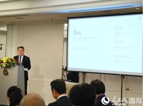 深圳市人民政府國有資產(chǎn)監(jiān)督管理委員會黨委副書記、副主任徐國東進(jìn)行深圳市推介。人民網(wǎng) 許可攝