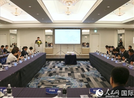 深圳市光明區(qū)委常委、副區(qū)長王芳成介紹光明科學(xué)城。人民網(wǎng) 許可攝