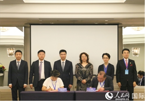 雙方企業(yè)簽訂交流與合作協(xié)議。人民網(wǎng) 許可攝