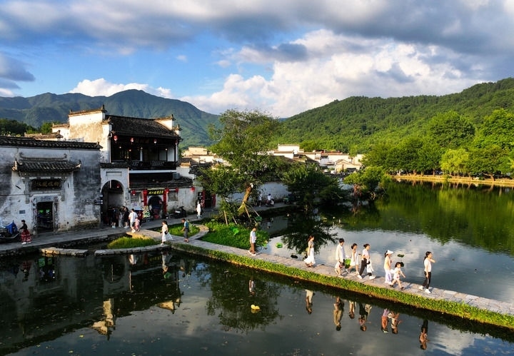 游客在安徽省黃山市黟縣宏村游玩（2024年7月7日攝）。新華社記者 杜宇 攝