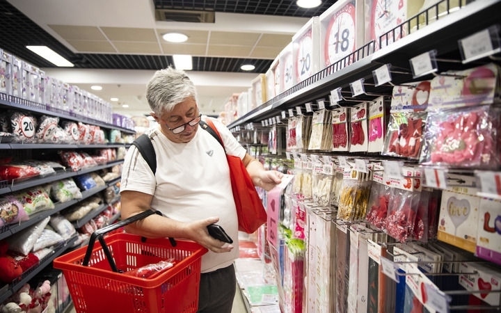 2024年4月29日，在匈牙利布達佩斯，一名男子在中歐商貿(mào)物流合作園區(qū)的中國商品交易展示中心內(nèi)購物。中歐商貿(mào)物流合作園區(qū)是中國在歐洲地區(qū)建設的首個商貿(mào)物流型境外經(jīng)貿(mào)合作區(qū)，也是集商貿(mào)展示與交易、物流運輸與倉儲、產(chǎn)業(yè)投資與合作功能于一體的中歐企業(yè)雙向互動平臺。新華社記者 張帆 攝