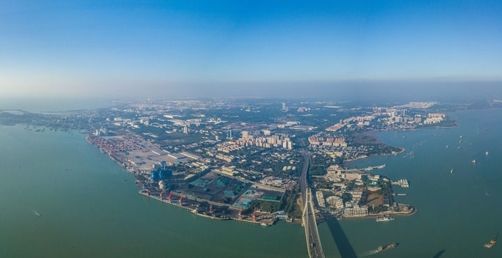 海南自貿(mào)港重點園區(qū)——洋浦經(jīng)濟開發(fā)區(qū)（2023年12月31日攝，無人機全景照片）。新華社記者 蒲曉旭 攝