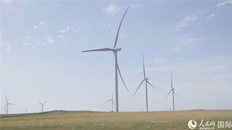 阿克莫拉州風(fēng)電項(xiàng)目群風(fēng)機(jī)。 人民網(wǎng)記者 葛泰佚攝