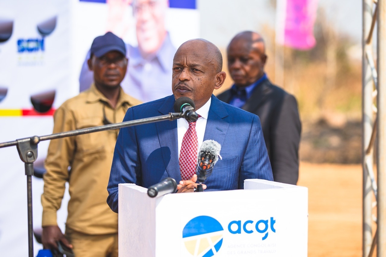 剛果（金）國(guó)務(wù)部長(zhǎng)兼基礎(chǔ)設(shè)施和公共工程部長(zhǎng)穆武尼在開工儀式上致辭。中鐵資源集團(tuán)供圖