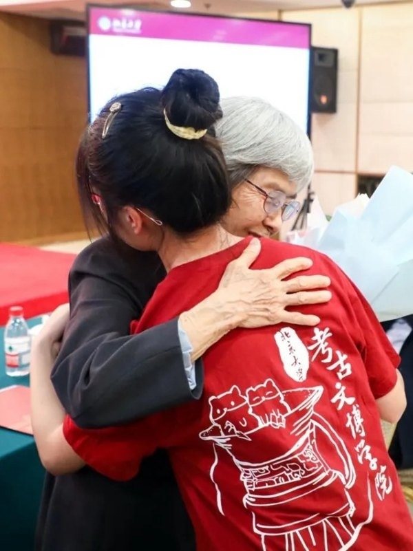 2023年，在校友向母校捐贈儀式上，鐘芳蓉與樊錦詩擁抱。校方供圖