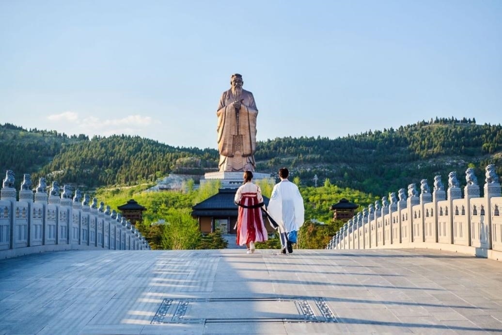 游客漫步尼山圣境領(lǐng)略古脈綿長。人民網(wǎng) 喬姝攝