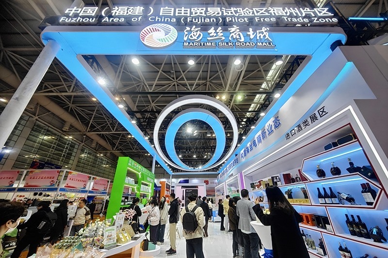 2024年3月18日，第四屆中國跨境電商交易會在福建福州開幕。展會聚焦“鏈接跨境全流域 共建電商新生態(tài)”，集聚全國80余個外貿產業(yè)帶的上千家供應鏈企業(yè)。