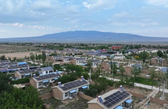 紅寺堡區(qū)新集村屋頂上的光伏板。新華社發(fā)（康國慶 攝）