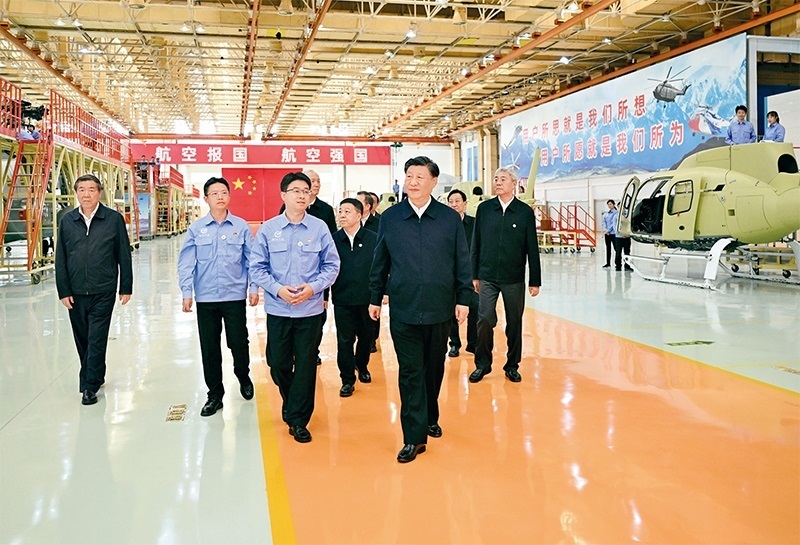 2023年10月10日至13日，中共中央總書記、國家主席、中央軍委主席習(xí)近平在江西考察。這是11日上午，習(xí)近平在景德鎮(zhèn)市昌河飛機(jī)工業(yè)（集團(tuán)）有限公司考察。 新華社記者 燕雁/攝