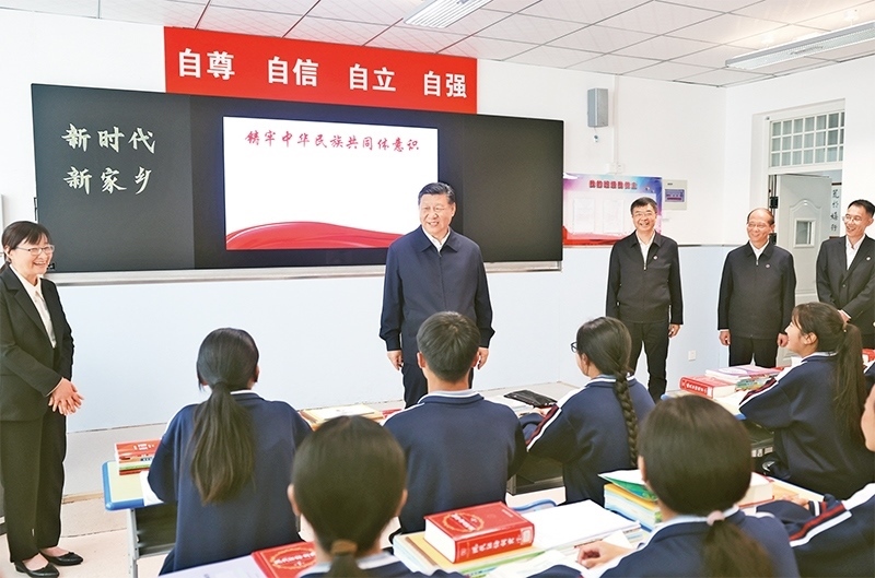2024年6月18日至19日，中共中央總書記、國家主席、中央軍委主席習(xí)近平在青?？疾臁＿@是18日下午，習(xí)近平在果洛西寧民族中學(xué)高一（1）班觀摩“新時代、新家鄉(xiāng)”主題思政課。 新華社記者 鞠鵬/攝