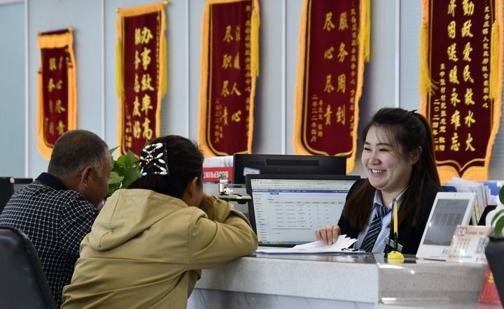 2024年3月25日，北京市大興區(qū)龐各莊鎮(zhèn)政務(wù)服務(wù)中心的工作人員耐心為群眾解答問題。大興區(qū)龐各莊鎮(zhèn)政務(wù)服務(wù)中心用“最多跑一次”的工作理念為企業(yè)和群眾提供了便利化、精準(zhǔn)化、個(gè)性化的衍生服務(wù)。新華社記者 李欣 攝