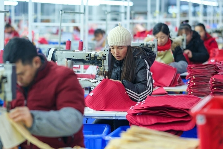 2024年1月18日，社區(qū)居民在紅安社區(qū)的鄉(xiāng)村振興就業(yè)車間工作。紅安社區(qū)是由易地搬遷安置區(qū)單獨(dú)成立的新社區(qū)，位于湖南省湘西土家族苗族自治州鳳凰縣禾庫(kù)鎮(zhèn)。新華社記者 張鋮 攝