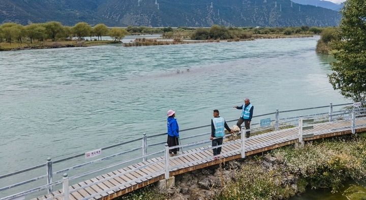西藏雅尼國(guó)家濕地公園管護(hù)員在巡護(hù)途中小憩（無人機(jī)照片，2023年9月8日攝）。新華社記者 丁增尼達(dá) 攝