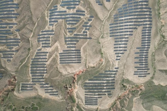 通渭縣10萬千瓦集中式光伏發(fā)電項(xiàng)目。新華社記者 張睿 攝