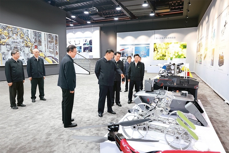 2024年4月22日至24日，中共中央總書記、國家主席、中央軍委主席習(xí)近平在重慶考察。這是22日下午，習(xí)近平參觀重慶科技創(chuàng)新和產(chǎn)業(yè)發(fā)展成果展示。 新華社記者 王曄/攝