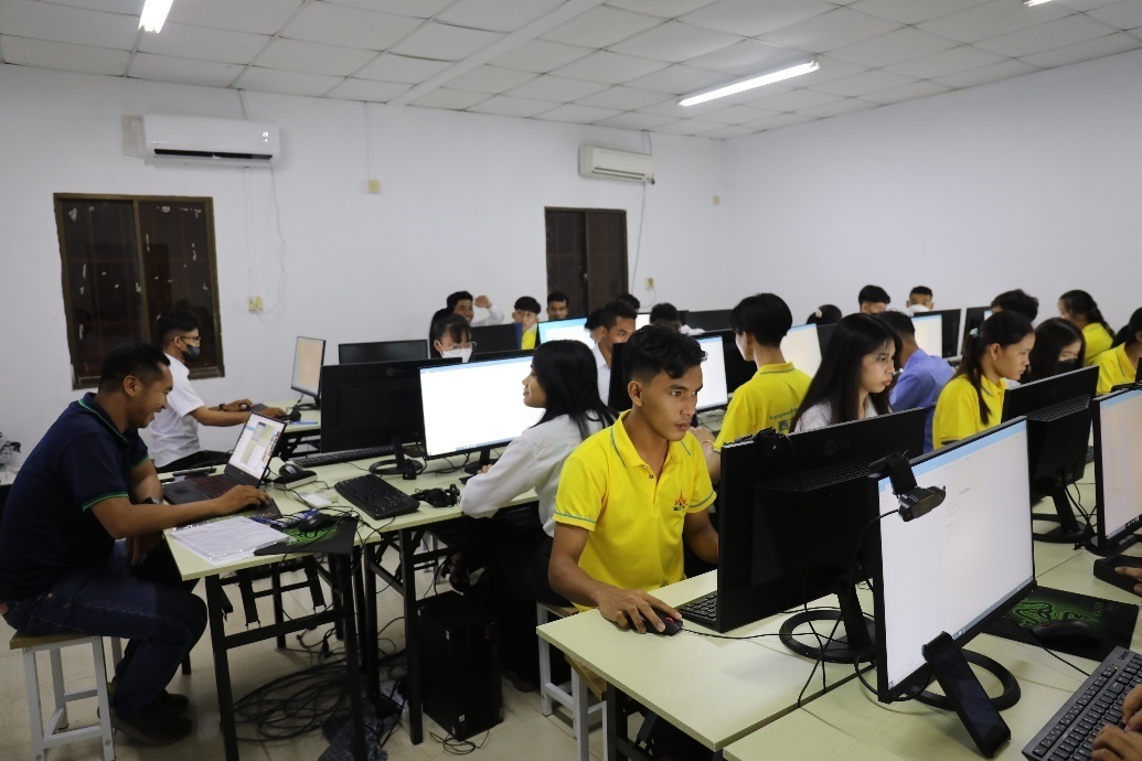 圖為西哈努克港工商學(xué)院的學(xué)生正在上課。西港特區(qū)公司供圖