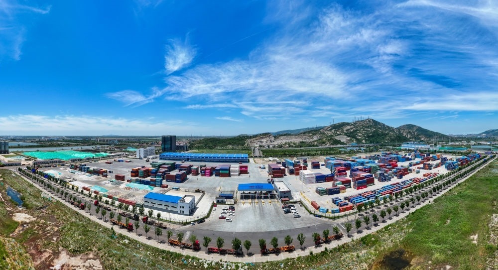 2024年6月26日拍攝的位于江蘇省連云港市連云區(qū)的上合組織（連云港）國際物流園內(nèi)的中國外運集裝箱場站（無人機照片）。上合組織（連云港）國際物流園是連云港建設(shè)“一帶一路”交匯點強支點和上合組織國家出?；氐闹匾脚_載體。新華社記者 季春鵬 攝