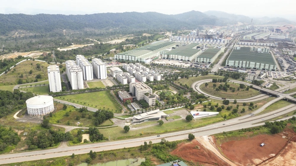 這是2024年6月13日在馬來西亞彭亨州拍攝的馬中關(guān)丹產(chǎn)業(yè)園（無人機照片）。新華社記者 程一恒 攝