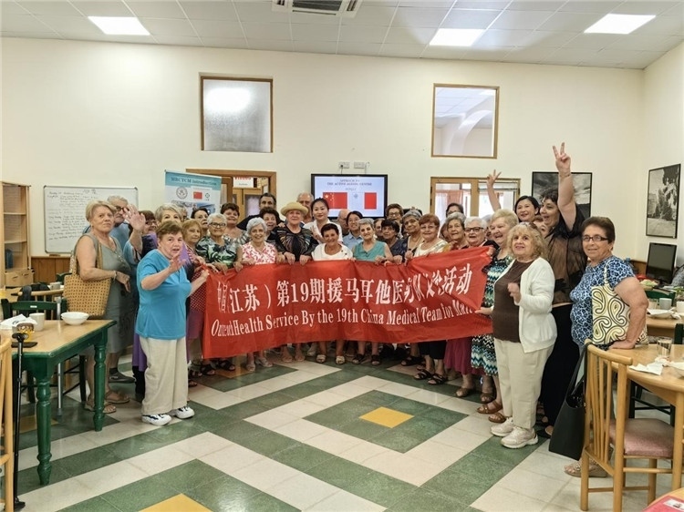 醫(yī)療隊(duì)隊(duì)員與養(yǎng)老中心參加活動(dòng)的老人合影。中國（江蘇）第19期援馬耳他醫(yī)療隊(duì)供圖