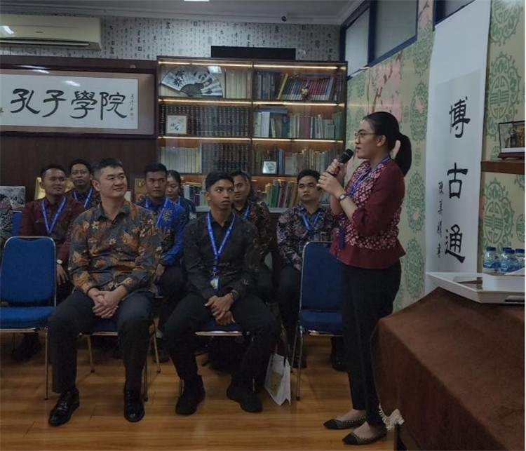 警察學(xué)員用漢語進(jìn)行自我介紹 ?；顒又鬓k方供圖