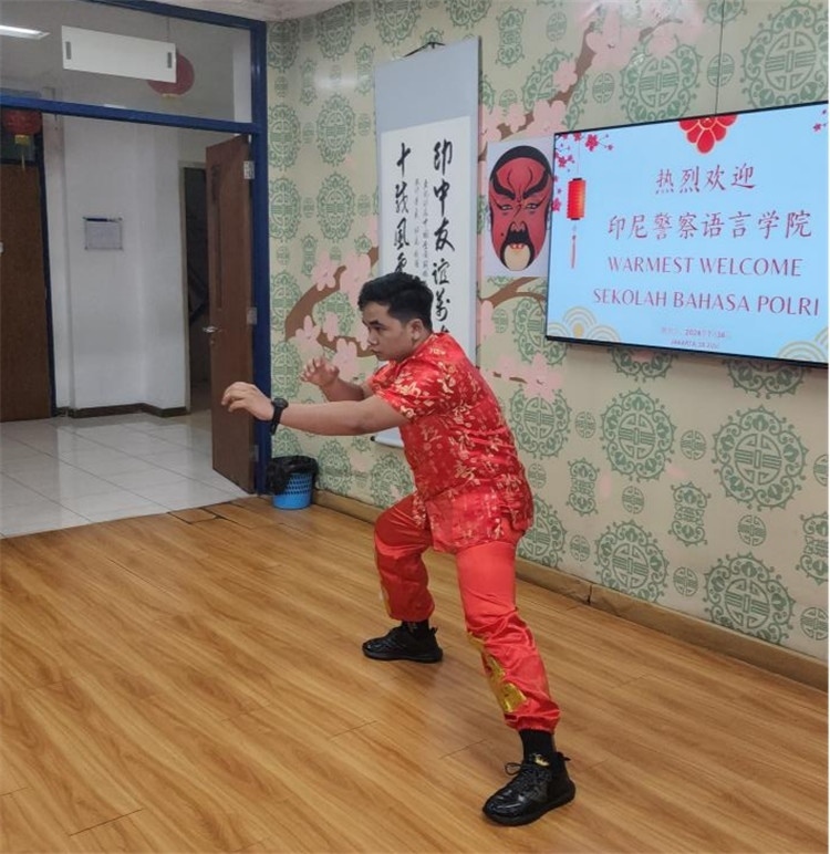 警察學(xué)員表演武術(shù)?；顒又鬓k方供圖