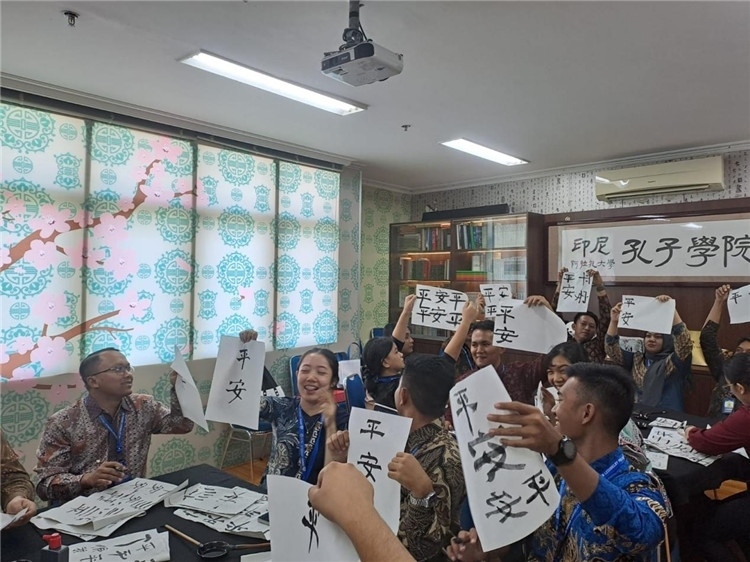 警察學(xué)員們展示書法學(xué)習(xí)成果。活動主辦方供圖