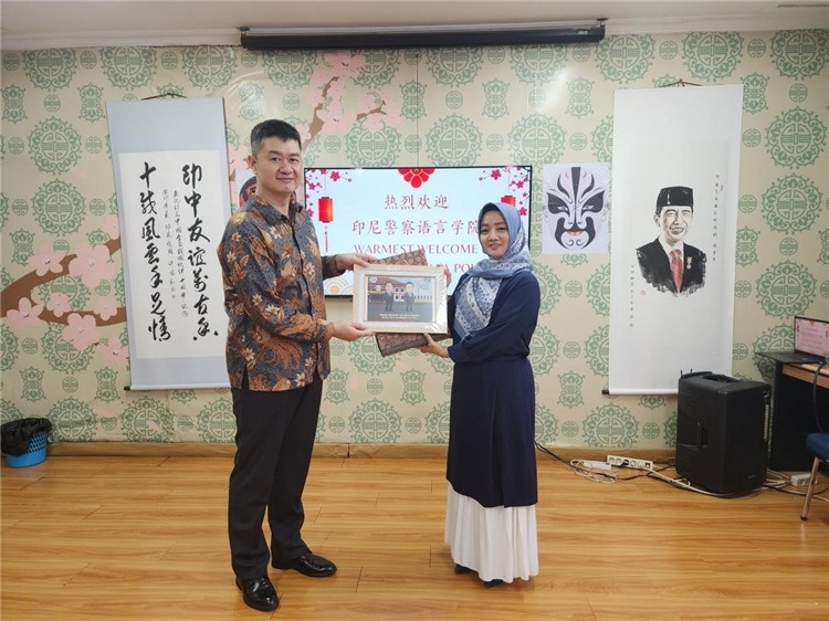 警察語言學(xué)院老師與王大昕交換禮品?；顒又鬓k方供圖