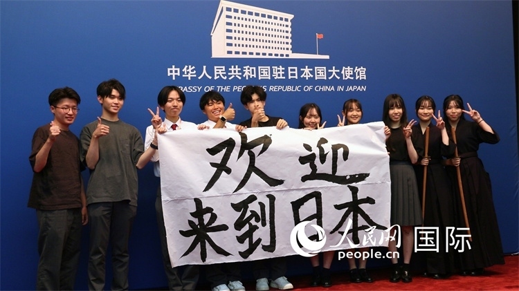 日本小大使現(xiàn)場(chǎng)書寫“歡迎來到日本”。人民網(wǎng) 許可攝