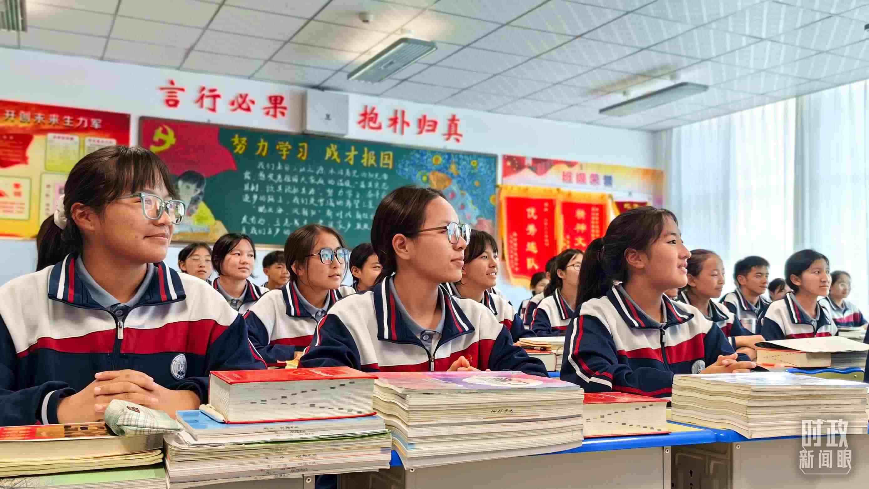 △果洛西寧民族中學高一（1）班的“新時代、新家鄉(xiāng)”主題思政課。（總臺央視記者段德文拍攝）