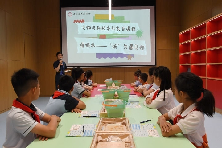 2024年5月18日，小學(xué)生在陜西歷史博物館秦漢館參加“文物與科技”系列教育課程。新華社記者 李一博 攝