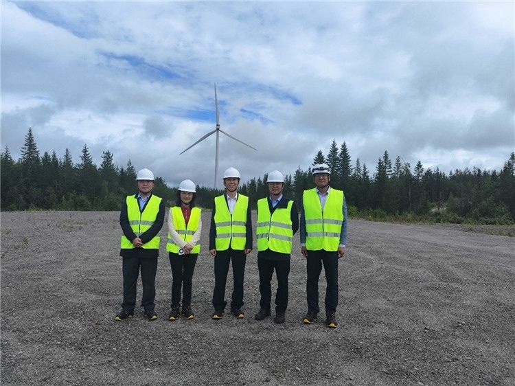 中國(guó)駐瑞典大使崔愛(ài)民（中）走訪中廣核歐能瑞典公司。中國(guó)駐瑞典大使館供圖