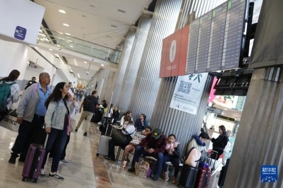 7月19日，在墨西哥首都墨西哥城的貝尼托·華雷斯國際機(jī)場(chǎng)，許多航班被延誤或取消，大量旅客在機(jī)場(chǎng)等待。新華社發(fā)（弗朗西斯科·卡涅多攝）
