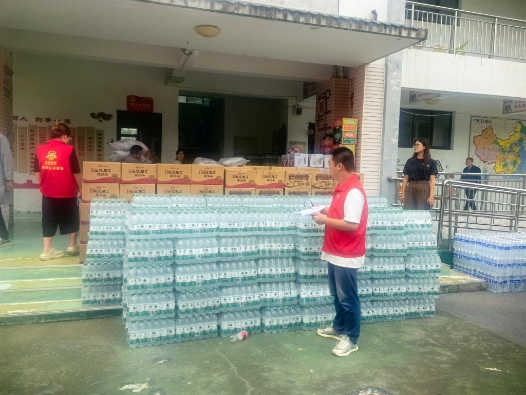 圖為愛(ài)心人士向鳳縣河口鎮(zhèn)中心小學(xué)捐贈(zèng)的物資。新華社記者 劉彤 攝