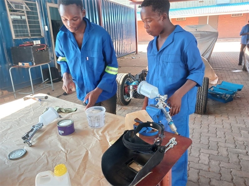 南非學(xué)生認(rèn)真改造“老爺車(chē)”。索尚古夫技術(shù)高中供圖