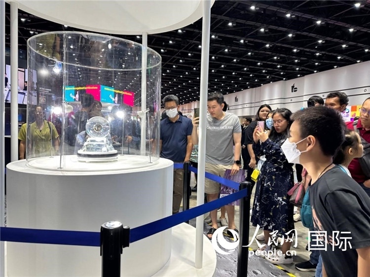 觀眾參觀中國(guó)“嫦娥五號(hào)”探測(cè)器從月球帶回的珍貴樣品。人民網(wǎng)記者簡(jiǎn)承淵攝