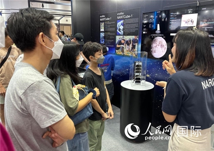 泰國(guó)國(guó)家天文研究所工作人員向觀眾科普天文知識(shí)。人民網(wǎng)記者 簡(jiǎn)承淵攝