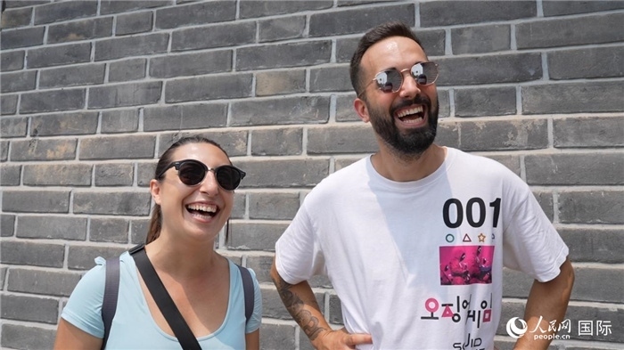 圖為西班牙籍游客塔瑪拉·魯伊斯·查莫羅（左）和馬克·普拉達·巴約納（右）。人民網(wǎng)記者 吳超嵐攝