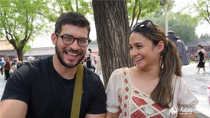 圖為巴拿馬籍游客阿德里安·岡薩雷斯（Adrian Gonzalez）（左）和丹尼斯·岡薩雷斯（Denisse Gonzalez）（右）。人民網(wǎng)記者 吳超嵐攝