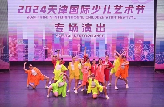 7月22日，來自俄羅斯的舞蹈團(tuán)演員在藝術(shù)節(jié)上展演。新華社記者 趙子碩 攝