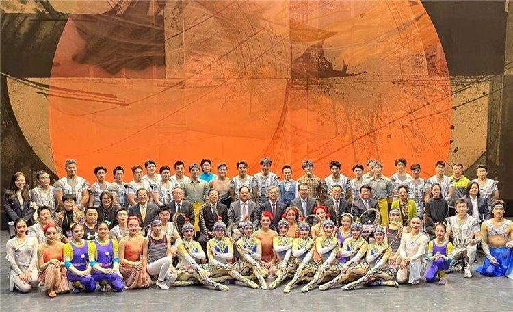 4月12日，中國(guó)人民對(duì)外友好協(xié)會(huì)會(huì)長(zhǎng)楊萬(wàn)明、駐日大使吳江浩及來(lái)自36國(guó)70位駐日使節(jié)代表等現(xiàn)場(chǎng)觀看中國(guó)雜技團(tuán)東京公演。中國(guó)人民對(duì)外友好協(xié)會(huì)供圖