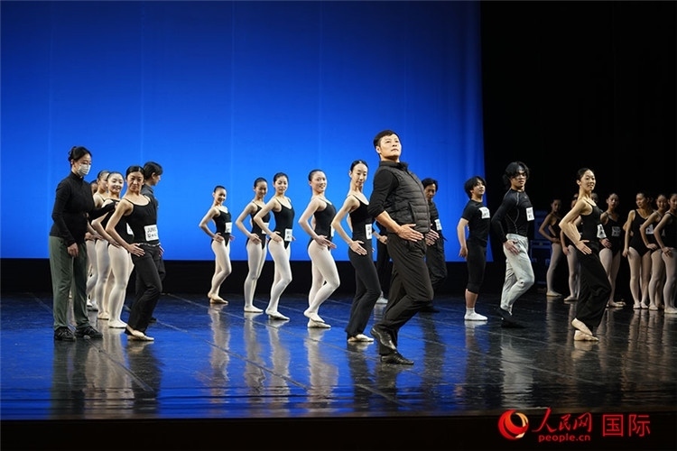 3月26日，松山芭蕾舞團(tuán)青年代表團(tuán)成員在中央芭蕾舞團(tuán)交流學(xué)習(xí)。人民網(wǎng)記者 張麗婭攝