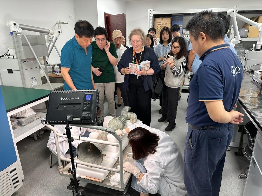 2024年5月28日，英國考古學家、牛津大學教授杰西卡·羅森在文物保護修復實驗室觀摩文物。新華社發(fā)（四川省文物考古研究院供圖）