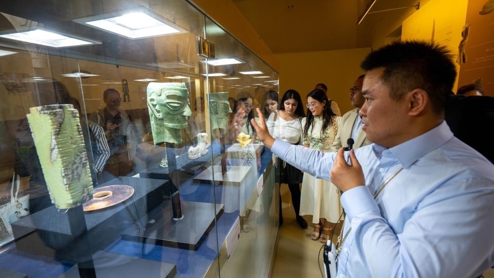 2024年6月14日，冉宏林在埃及開羅舉辦的“三星堆·金沙”主題數(shù)字展上向埃及公眾介紹三星堆文化。新華社發(fā)（四川省文物考古研究院供圖）