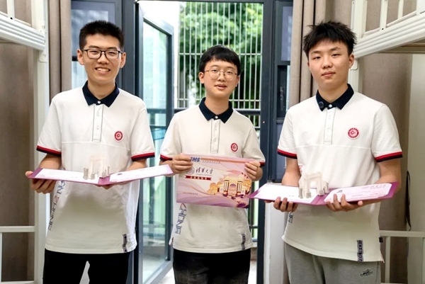 王子源（左）、母翰堯（中）、郭洋君（右）。清華大學供圖