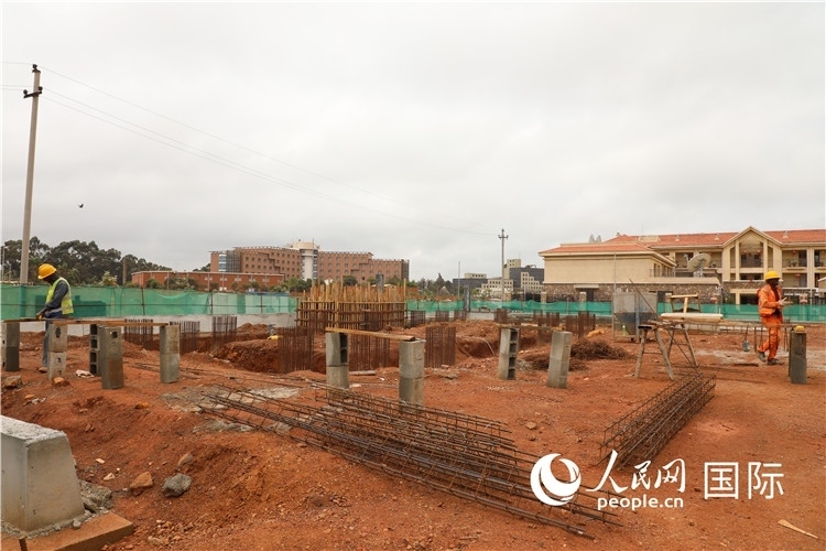 圖為孔子學(xué)院項(xiàng)目施工現(xiàn)場(chǎng)。人民網(wǎng)記者 沈小曉攝。