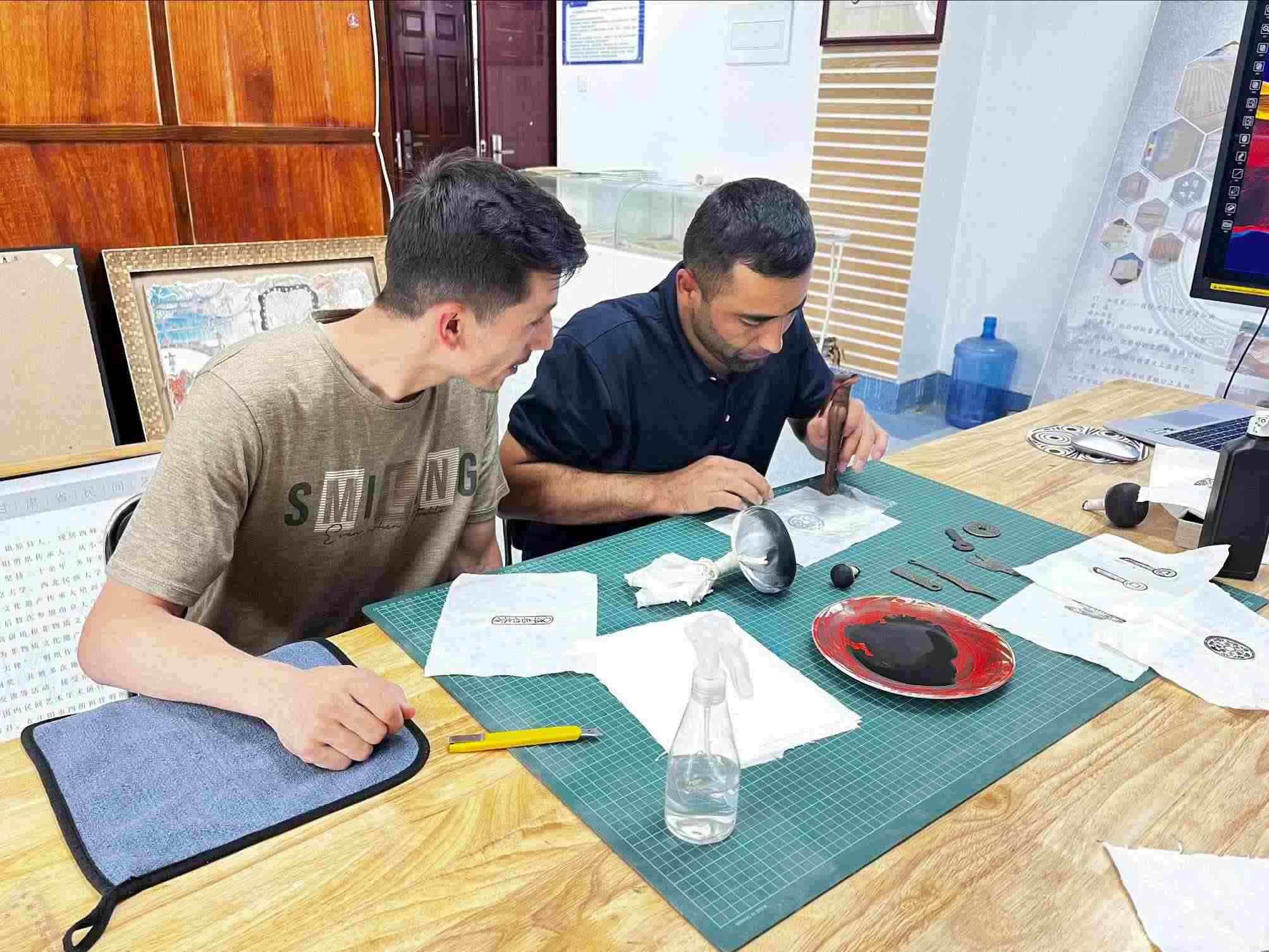 營員們動手體驗“非遺”技藝。校方供圖