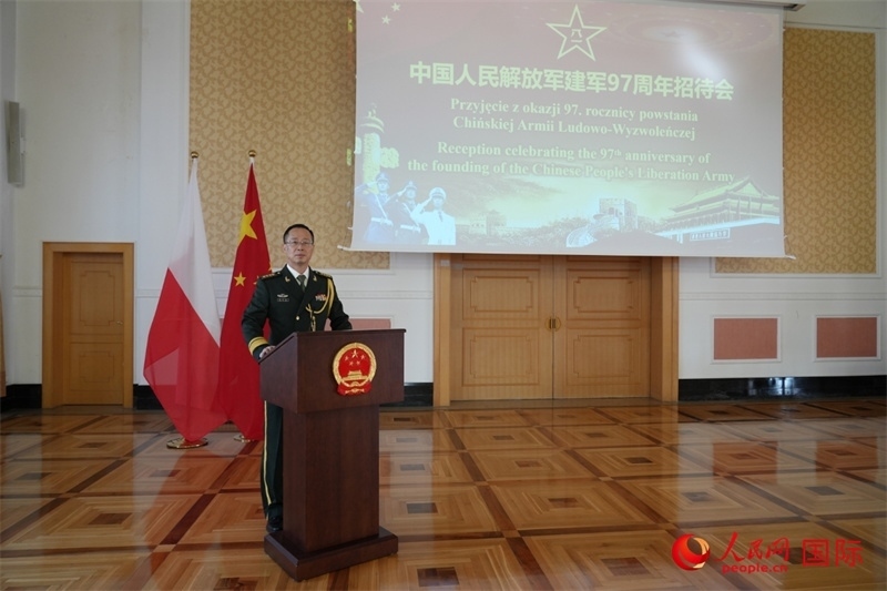 波蘭使館國防武官張寅生大校在招待會上致辭。人民網(wǎng)記者 李增偉攝 