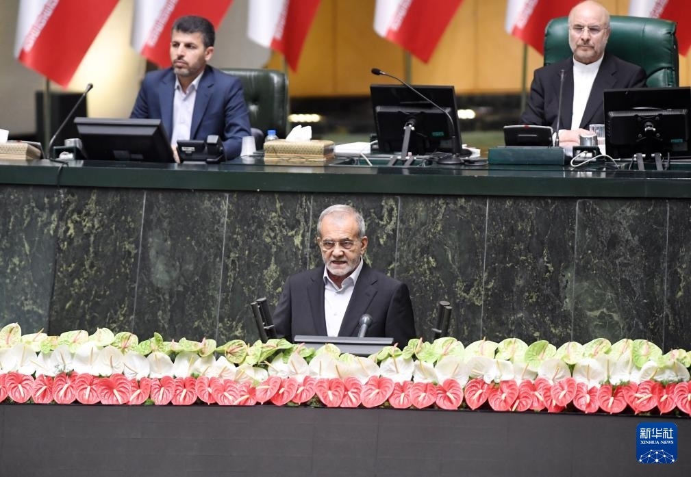 7月30日，佩澤希齊揚(yáng)（前）在伊朗德黑蘭的伊朗議會(huì)宣誓就任伊朗總統(tǒng)后發(fā)表就職演說(shuō)。新華社記者 沙達(dá)提 攝